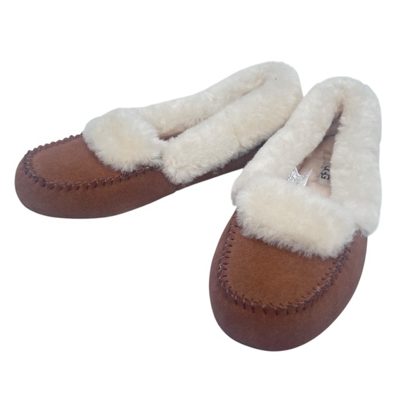 New Ugg Australia Womens Dakota Spill Seam  moccasin  Size US 6 moccasins shoe - Picture 1 of 7